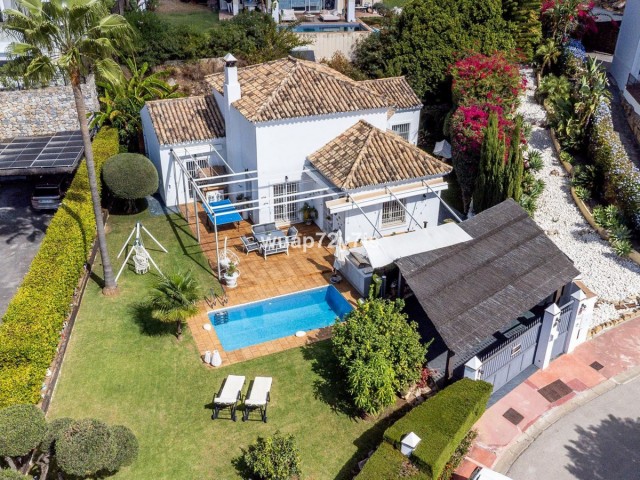 Villa con 4 Dormitorios  en Istán