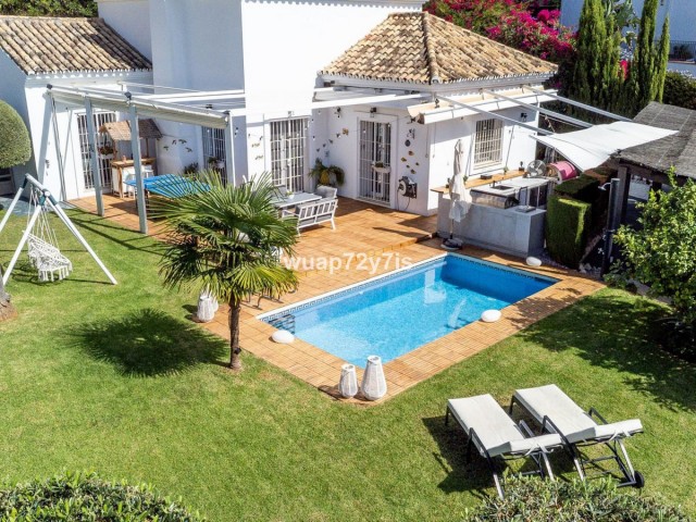 Villa con 4 Dormitorios  en Istán