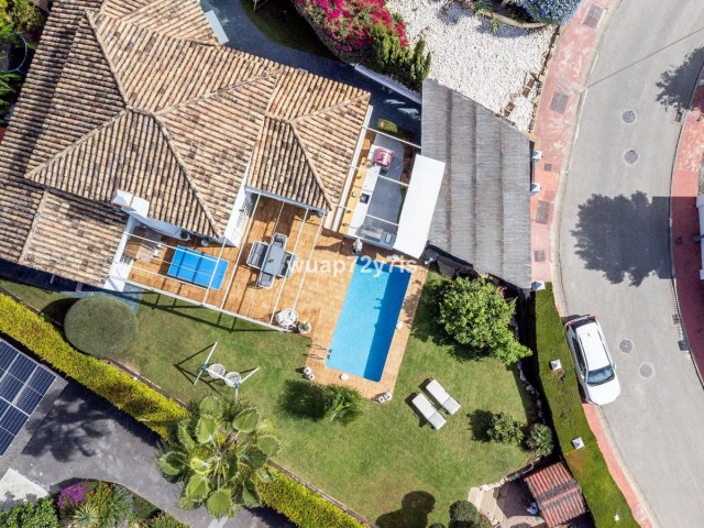 Villa con 4 Dormitorios  en Istán