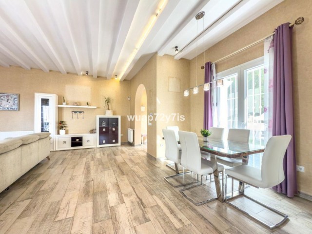 Villa con 4 Dormitorios  en Istán