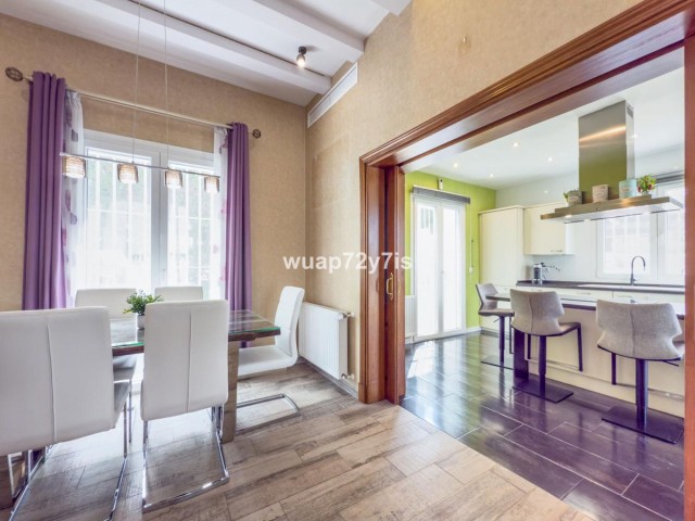 Villa con 4 Dormitorios  en Istán