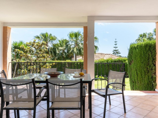 Maison mitoyenne avec 4 Chambres  à Estepona
