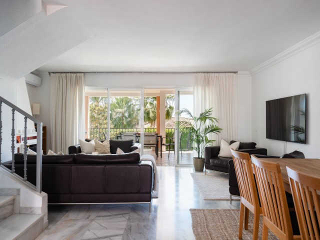 Maison mitoyenne avec 4 Chambres  à Estepona