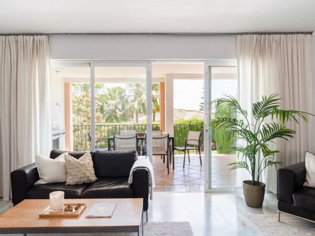 Maison mitoyenne avec 4 Chambres  à Estepona