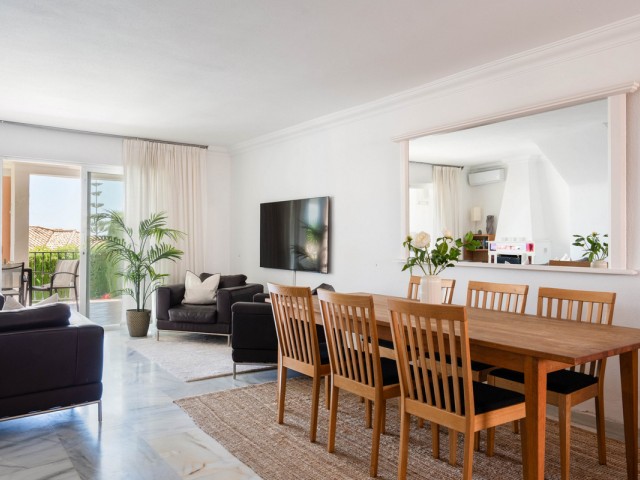 Maison mitoyenne avec 4 Chambres  à Estepona