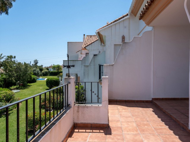 Maison mitoyenne avec 4 Chambres  à Estepona