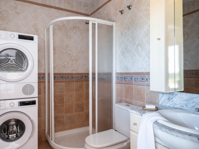 Maison mitoyenne avec 4 Chambres  à Estepona