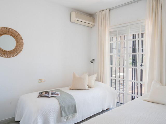 Maison mitoyenne avec 4 Chambres  à Estepona
