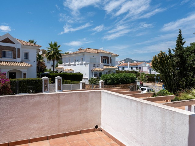 Maison mitoyenne avec 4 Chambres  à Estepona