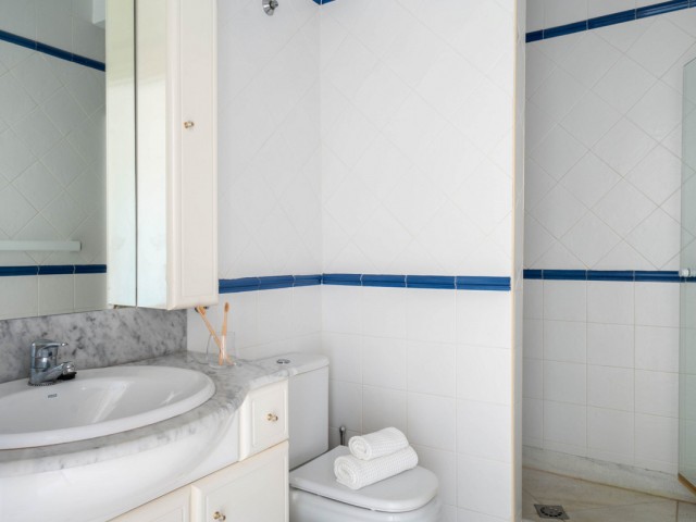 Maison mitoyenne avec 4 Chambres  à Estepona