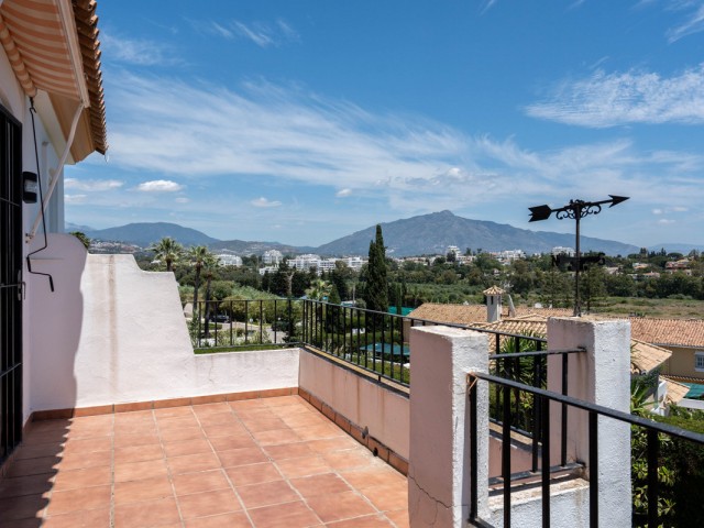 Maison mitoyenne avec 4 Chambres  à Estepona
