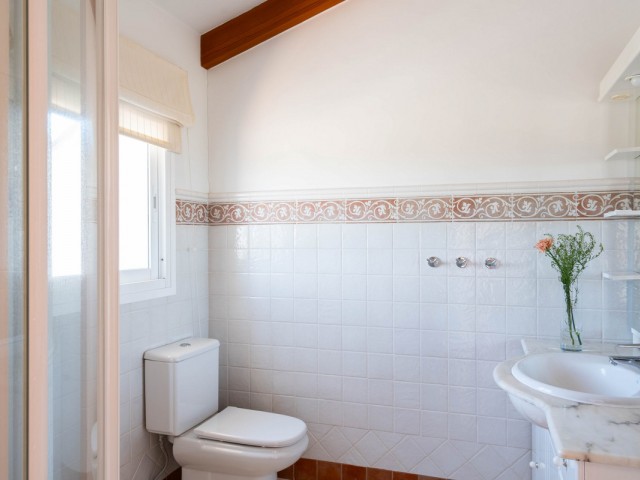 Maison mitoyenne avec 4 Chambres  à Estepona