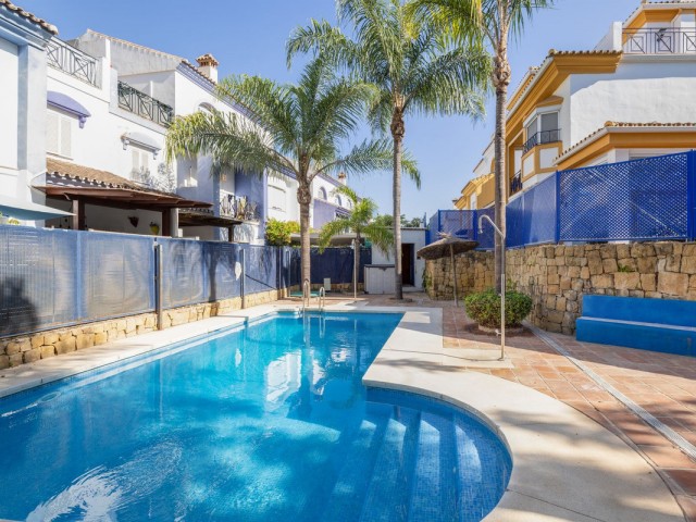4 Slaapkamer Rijtjeshuis in San Pedro de Alcántara
