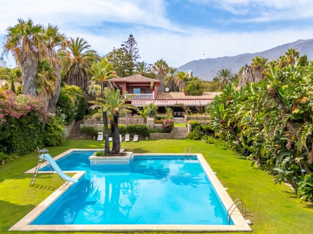 Villa avec 9 Chambres  à Estepona
