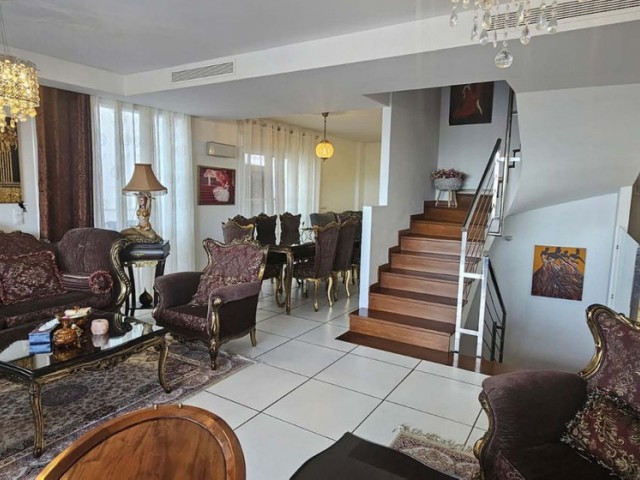 Villa con 4 Dormitorios  en Benalmadena