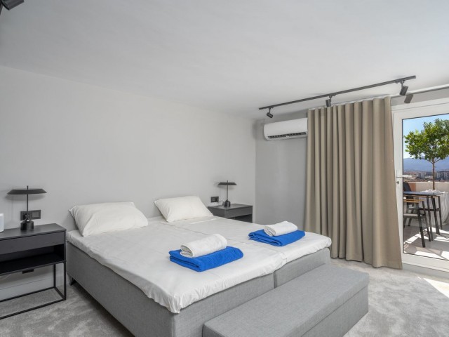 Penthouse avec 4 Chambres  à Fuengirola
