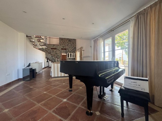 Villa avec 3 Chambres  à Istán