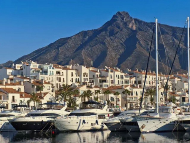 Penthouse avec 2 Chambres  à Puerto Banús