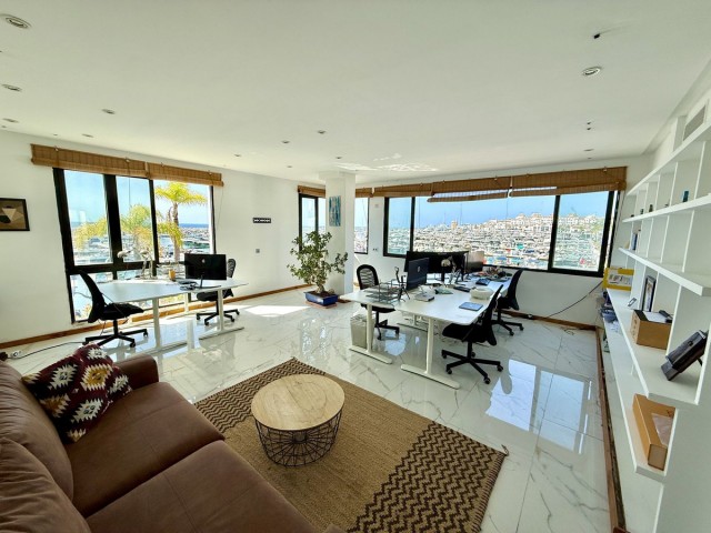 Penthouse avec 2 Chambres  à Puerto Banús