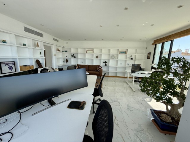 Penthouse avec 2 Chambres  à Puerto Banús