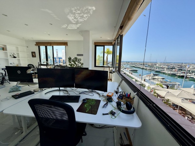 Penthouse avec 2 Chambres  à Puerto Banús