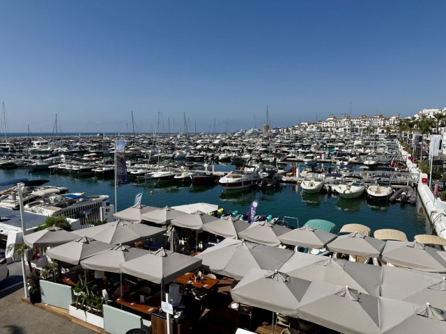 Penthouse avec 2 Chambres  à Puerto Banús