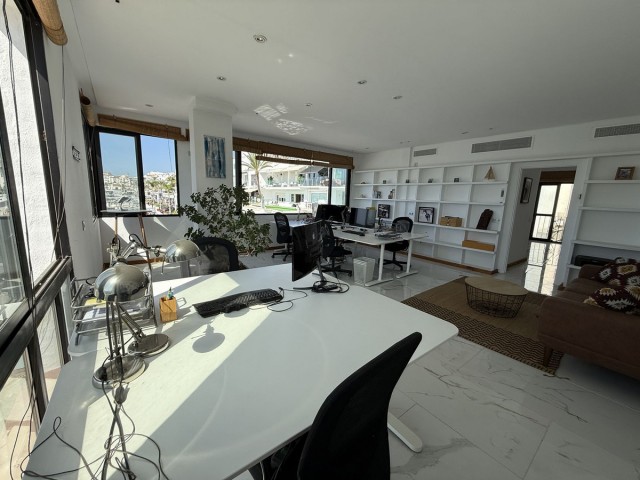 Penthouse avec 2 Chambres  à Puerto Banús