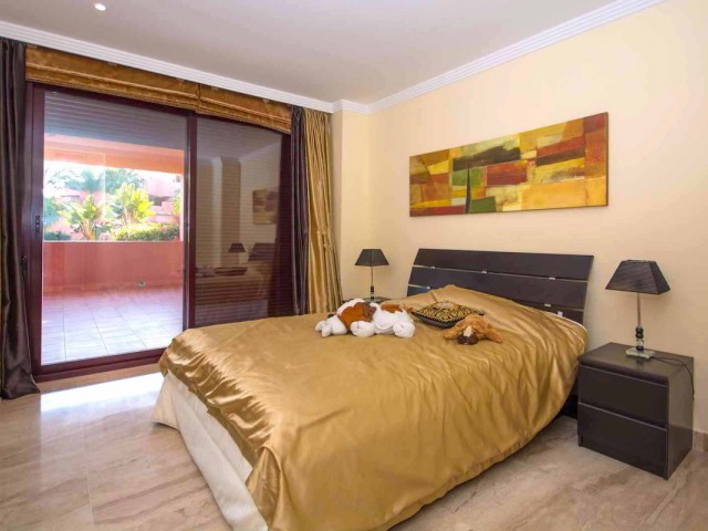 Apartamento con 4 Dormitorios  en New Golden Mile
