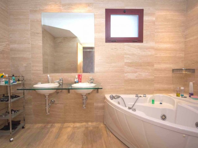 Apartamento con 4 Dormitorios  en New Golden Mile