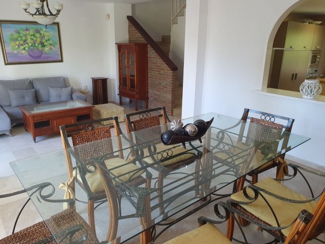Maison mitoyenne avec 5 Chambres  à Estepona