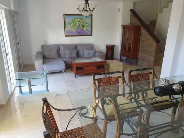 Maison mitoyenne avec 5 Chambres  à Estepona
