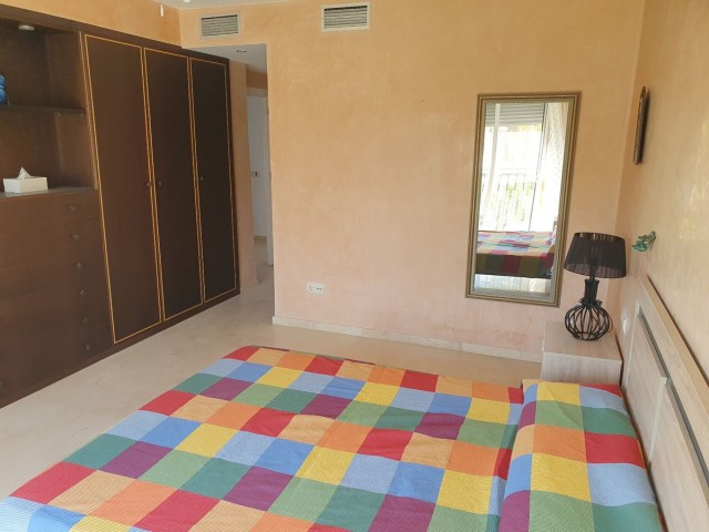 Maison mitoyenne avec 5 Chambres  à Estepona