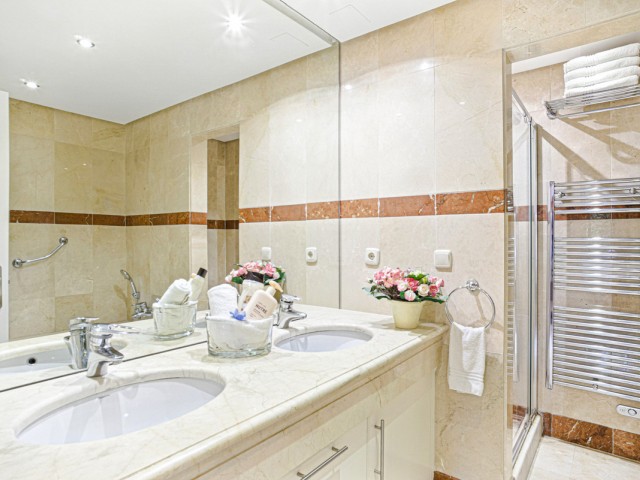 Appartement avec 3 Chambres  à Estepona