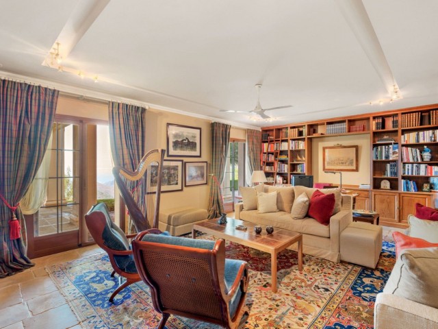 Villa con 9 Dormitorios  en Ojén