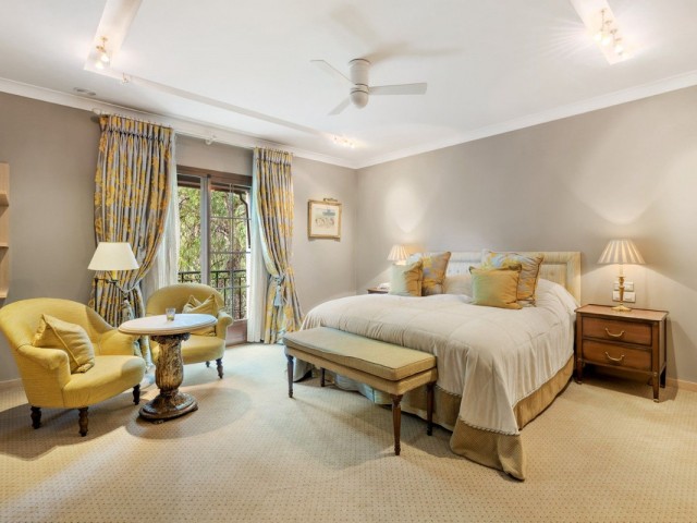 Villa con 9 Dormitorios  en Ojén