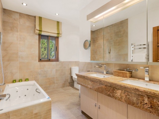 Villa con 9 Dormitorios  en Ojén