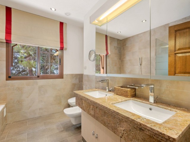 Villa con 9 Dormitorios  en Ojén