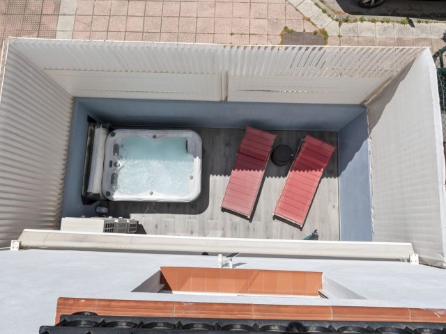 Maison mitoyenne avec 4 Chambres  à Estepona