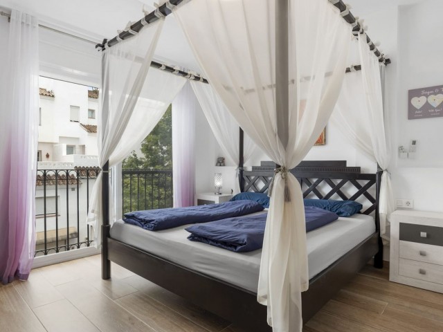 Maison mitoyenne avec 4 Chambres  à Estepona