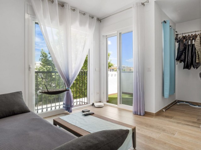 Maison mitoyenne avec 4 Chambres  à Estepona