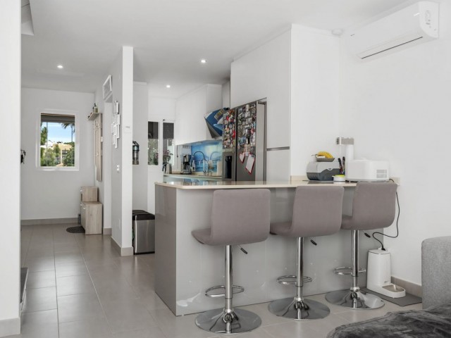 Maison mitoyenne avec 4 Chambres  à Estepona