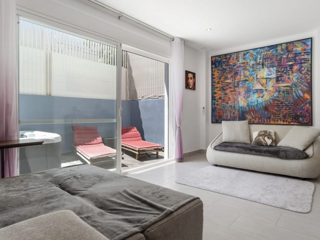 Maison mitoyenne avec 4 Chambres  à Estepona