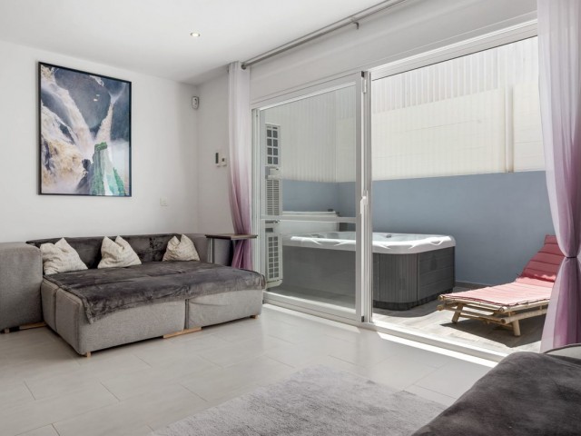 Maison mitoyenne avec 4 Chambres  à Estepona