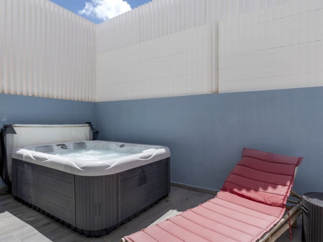 Maison mitoyenne avec 4 Chambres  à Estepona
