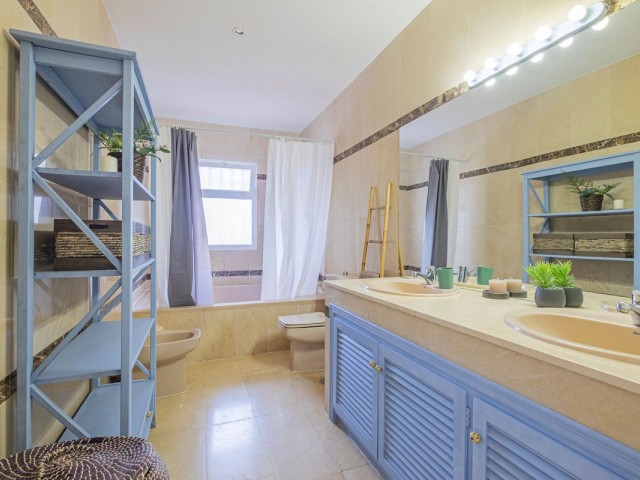 5 Bedrooms Apartment in Marbella