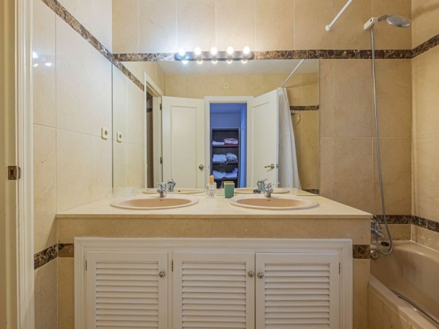5 Bedrooms Apartment in Marbella