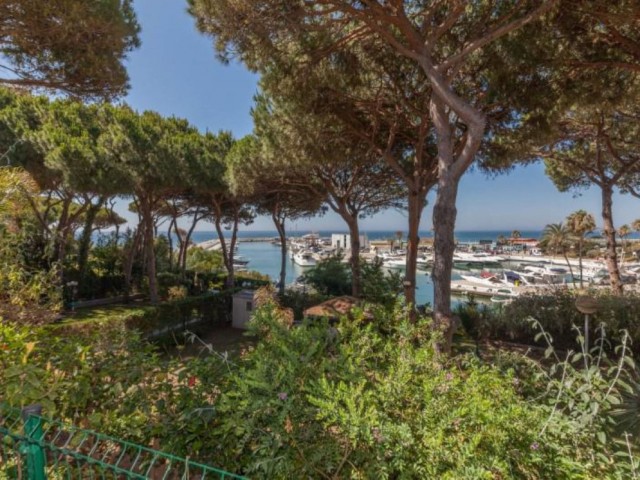 4 Schlafzimmer Villa in Puerto de Cabopino