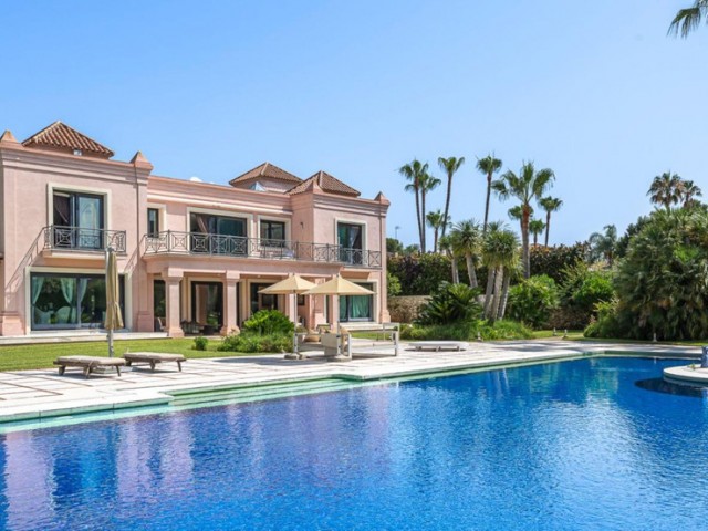 Villa avec 10 Chambres  à Estepona