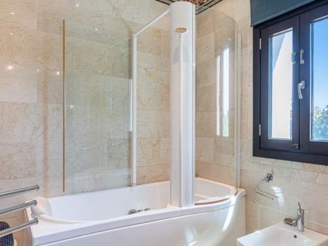 Villa avec 10 Chambres  à Estepona