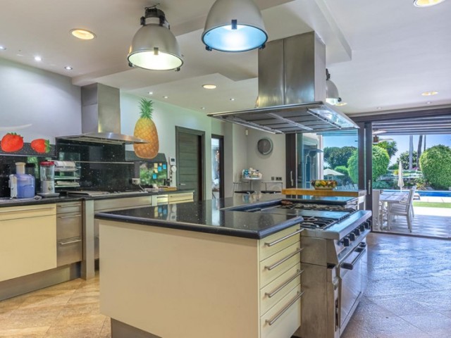 Villa avec 10 Chambres  à Estepona